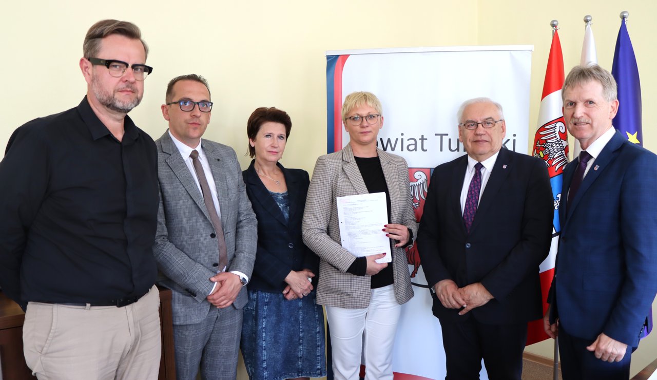 Podpisano umowę na przebudowę drogi Brudzew – Cichów. Inwestycja rusza!