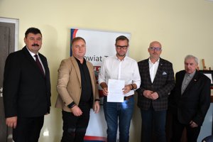 Zdjęcie główne dla wydarzenia: Remontujemy odcinek drogi Skarżyn - Marcjanów- umowa podpisana