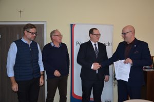Zdjęcie główne dla wydarzenia: Umowa na przebudowę drogi powiatowej w Dobrej podpisana