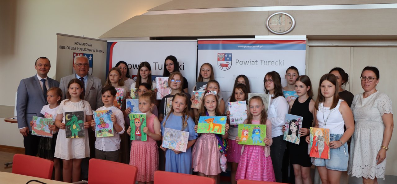 Starosta nagrodził laureatów powiatowego konkursu plastycznego