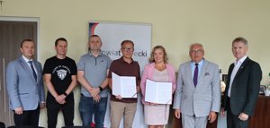 Zdjęcie główne dla wydarzenia: Nowa inwestycja sportowa w Powiecie Tureckim. Podpisano umowę na modernizację kompleksu „Orlik” w Zespole Szkół Technicznych w Turku